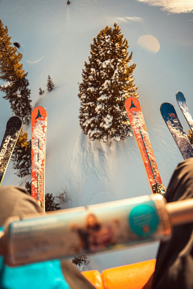 Skis prêts à dévaler la piste, forêt enneigée